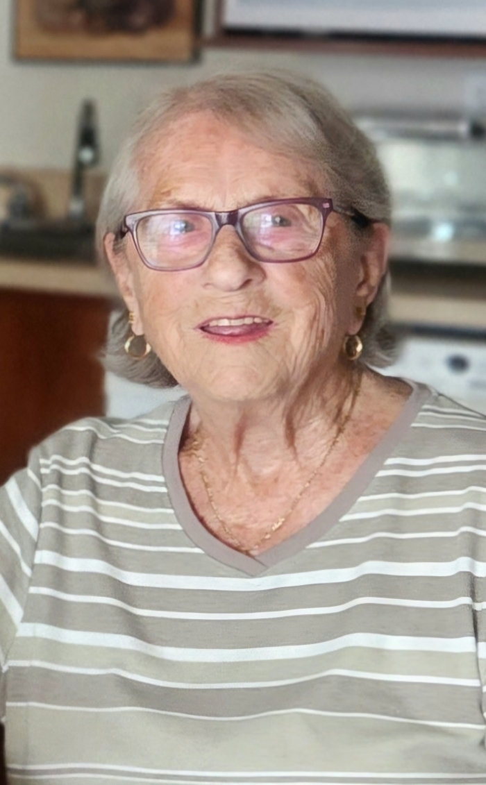 Mme Yvonne Dubé Lord Roy